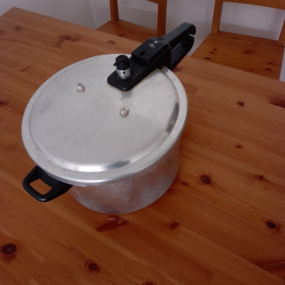 Pressure cooker speed Up cooking Time by 70% - Picture 3 of 4
